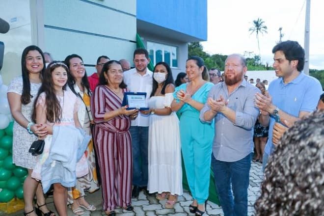 No Ceará, Othelino Neto prestigia inauguração de UBS que leva nome de seu pai