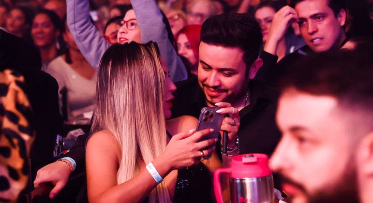 Deolane Bezerra é flagrada com empresário em clima de romance