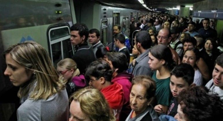 Pesquisa revela que 45% das mulheres dizem ter tido o corpo tocado sem consentimento