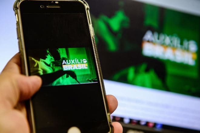 Lei garante Auxilio Brasil até dezembro de 2022
