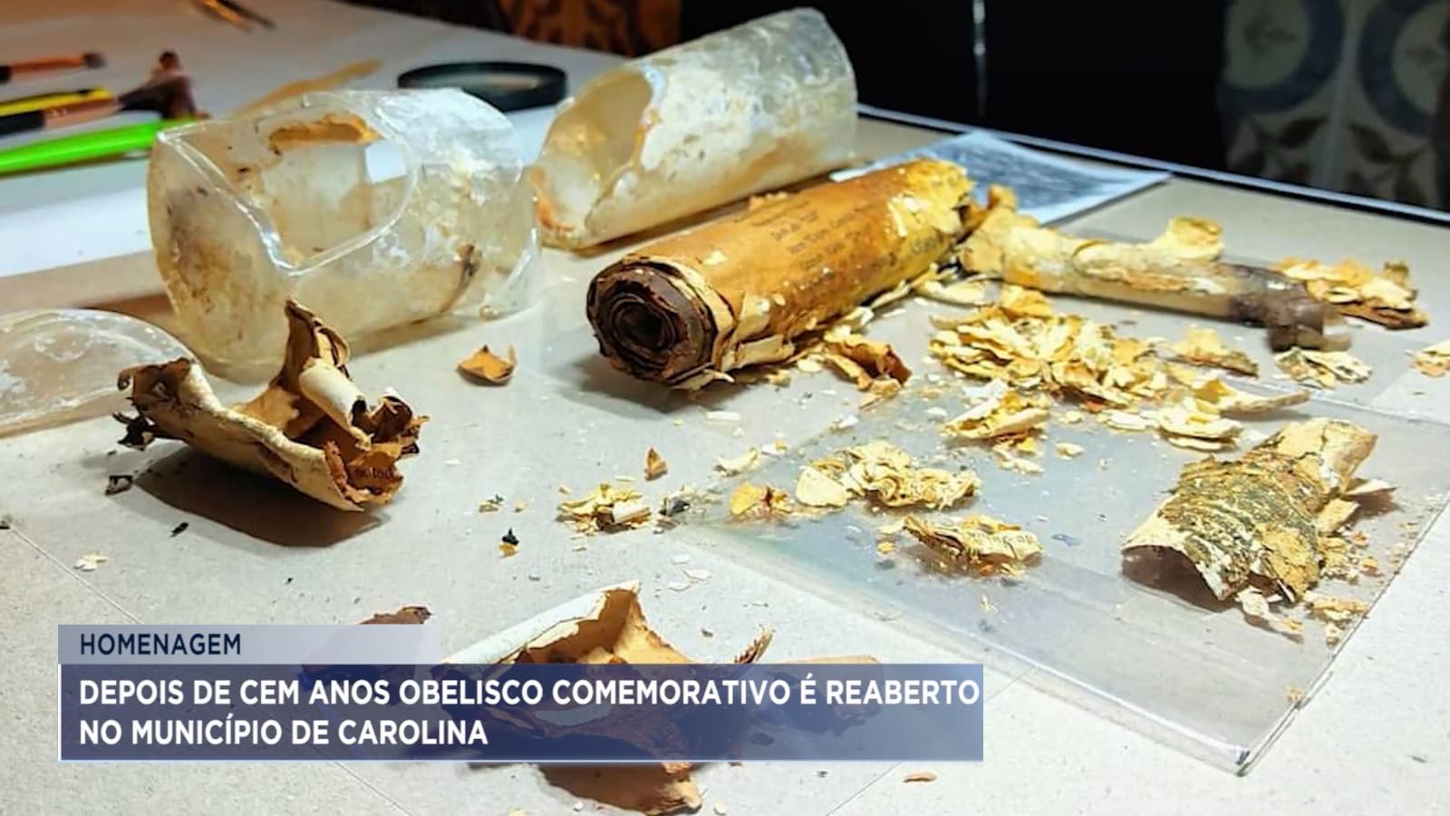 Cápsula do tempo é retirada de obelisco em Carolina