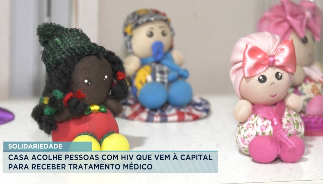 Casa Acolher mantém projeto de bonecas artesanais para manter funcionamento