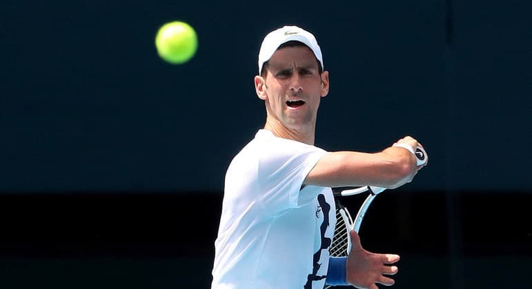 Djokovic desembarca e treina na Austrália