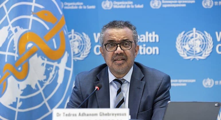 Ômicron pode ser menos grave, mas não é leve, diz chefe da OMS
