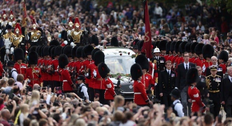 Caixão da rainha Elizabeth 2ª chega ao Castelo de Windsor, ponto final do funeral