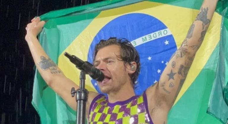 Embaixo de chuva, Harry Styles emociona estádio cheio de fãs