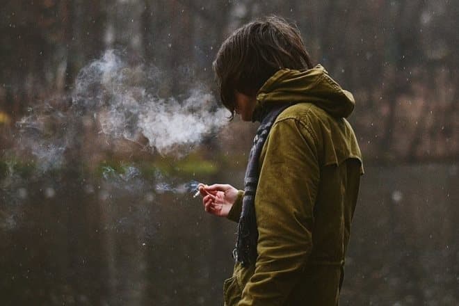 Estudo associa fumo à perda de visão precoce e à catarata