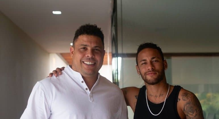 Ronaldo brinca sobre comprar Neymar: 'Quem deve 1bi, deve 2'