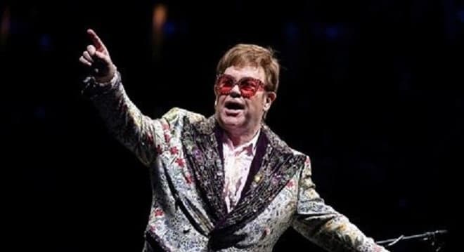 Elton John reaparece com retomada de turnê de despedida