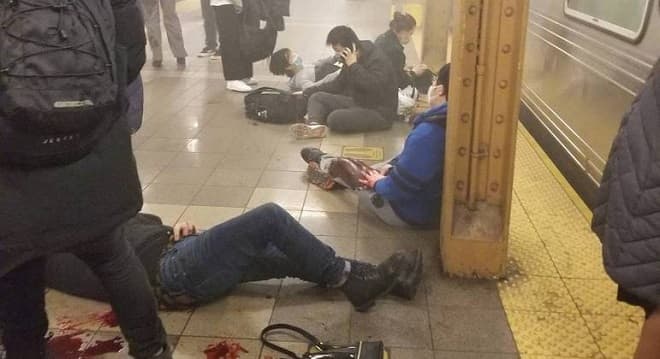 Tiroteio no metrô de Nova York deixa 16 pessoas feridas