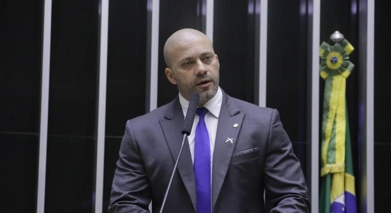 Daniel Silveira se recusa a colocar tornozeleira e diz que cumpre perdão presidencial