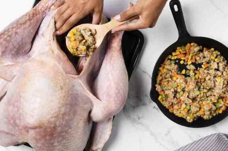 Lavar peru de Natal pode acabar em infecção alimentar; saiba quais cuidados tomar