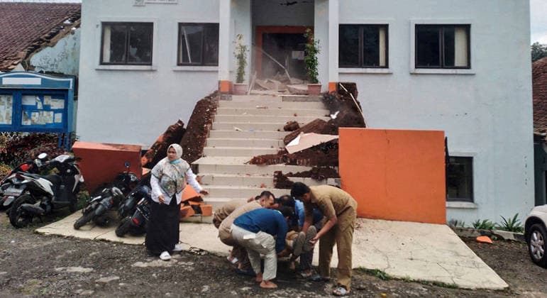 Terremoto na Indonésia deixa pelo menos 50 mortos e 700 feridos