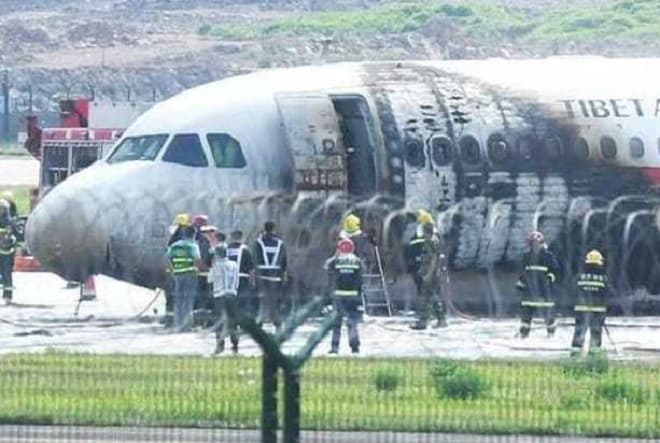 Avião se incendeia após tentativa de decolagem na China
