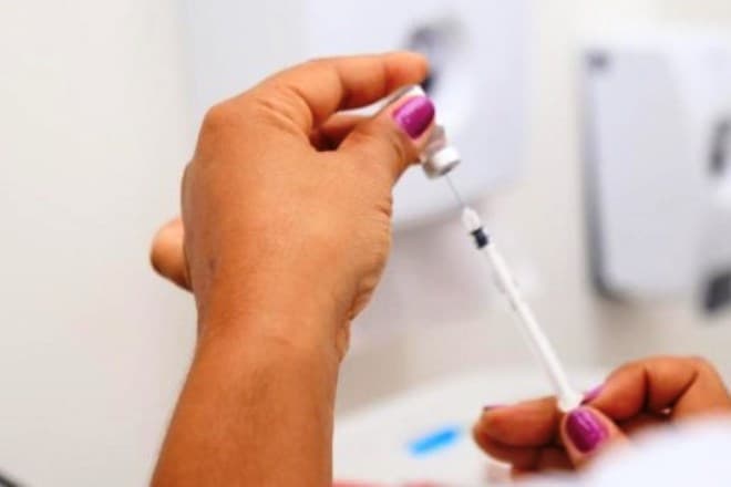 Governo inicia aplicação da vacina bivalente em idosos a partir de 60 anos