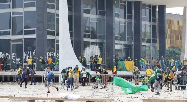 AGU pede bloqueio de R$ 6,5 milhões em bens de financiadores