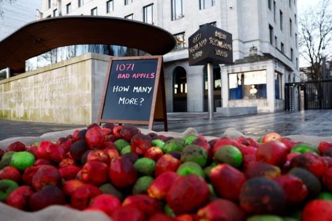 Protesto com mais de mil 'maçãs podres' em frente à Scotland Yard