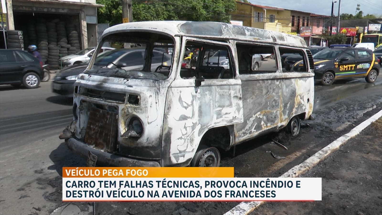 Kombi pega fogo por falhas técnicas na avenida dos franceses, em São Luís