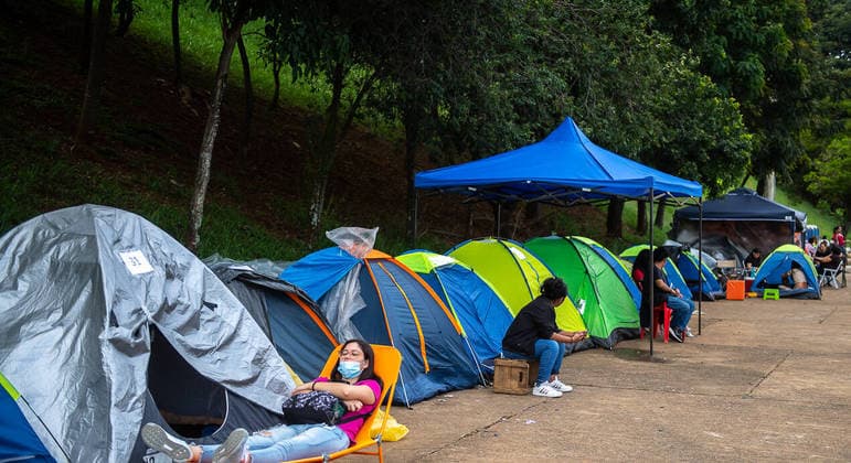 Fãs de RBD acampados sofrem para comprar ingressos