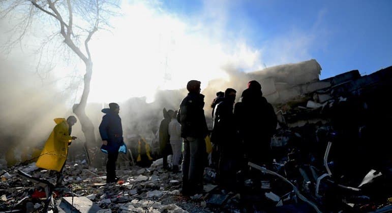 Número de mortes por terremoto na Turquia e Síria supera 7.000