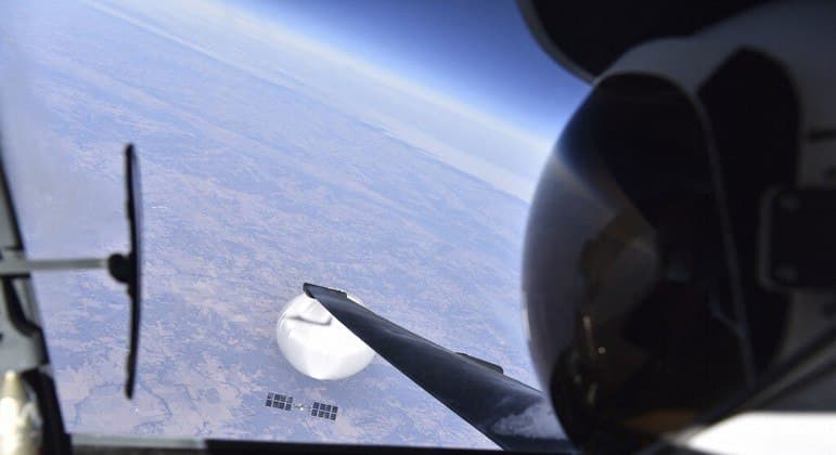 EUA divulgam selfie que piloto de avião tirou com balão chinês
