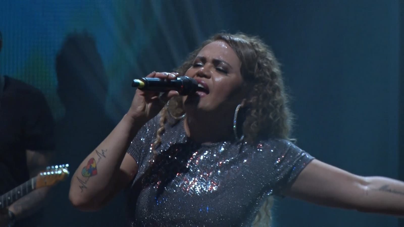 Cantora Anna Torres realiza show beneficente no teatro Arthur Azevedo