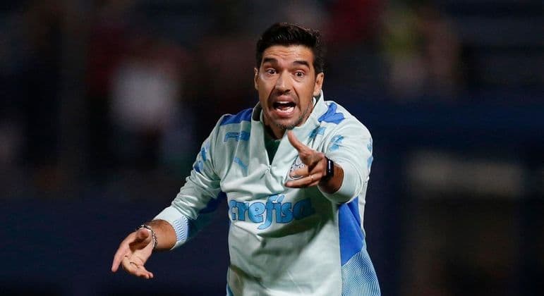 Abel reclama do banco e nem sequer comemora empate com Boca
