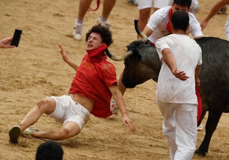 Tradição polêmica: corrida com touros agressivos deixa seis feridos em festival