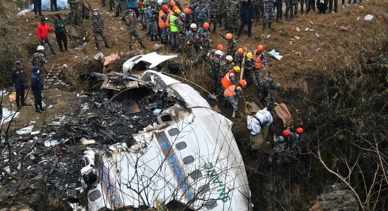 Equipes de resgate localizam caixa-preta de avião que caiu no Nepal