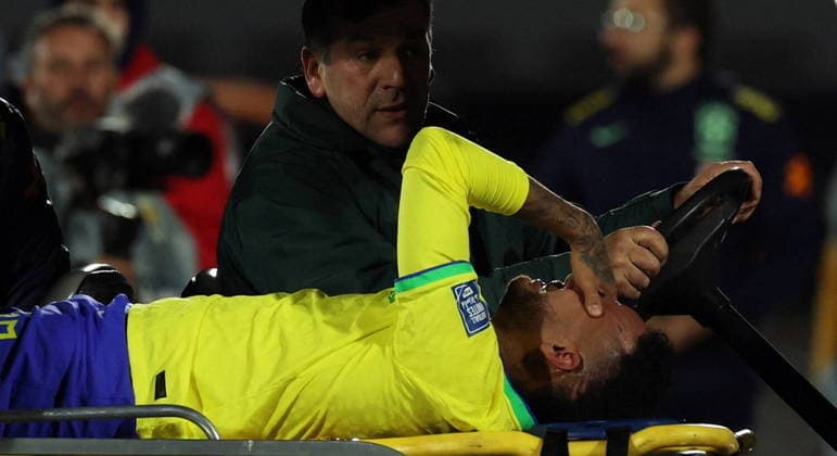De muletas, Neymar deixa o Uruguai após torção violenta no joelho esquerdo