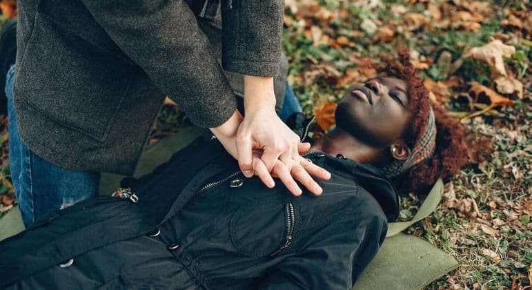 Mulheres têm menos chances de receber massagem cardíaca