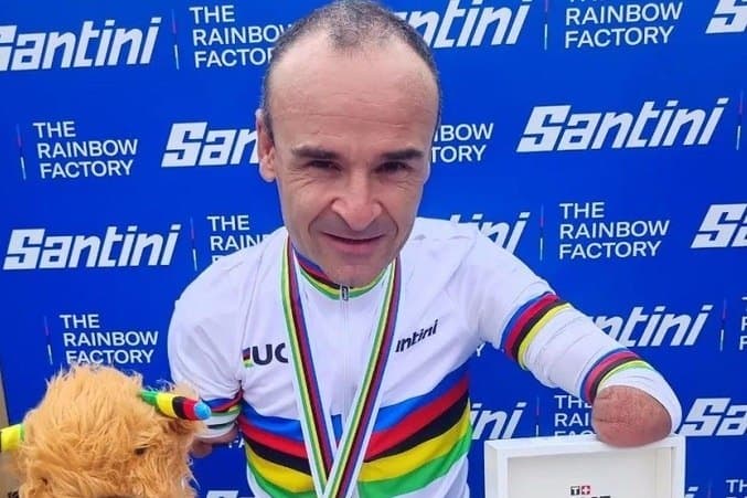 Atleta sem braços é campeão mundial, recebe um relógio de pulso como prêmio