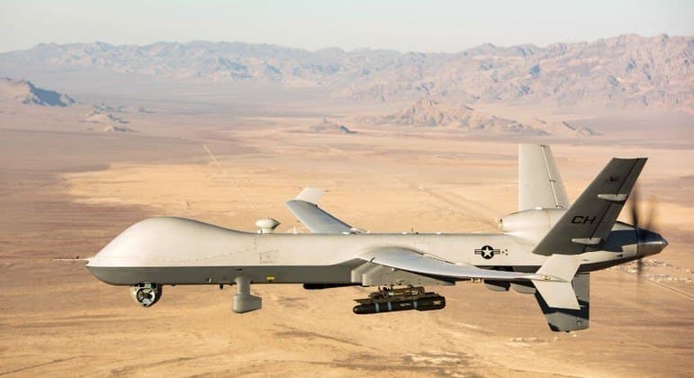 Vídeo mostra o momento em que caça russo atinge drone dos EUA