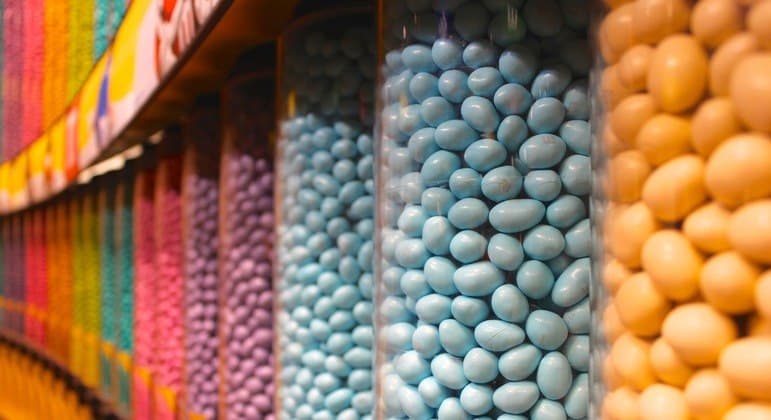 Empresa é processada após funcionários caírem em tanque de chocolate