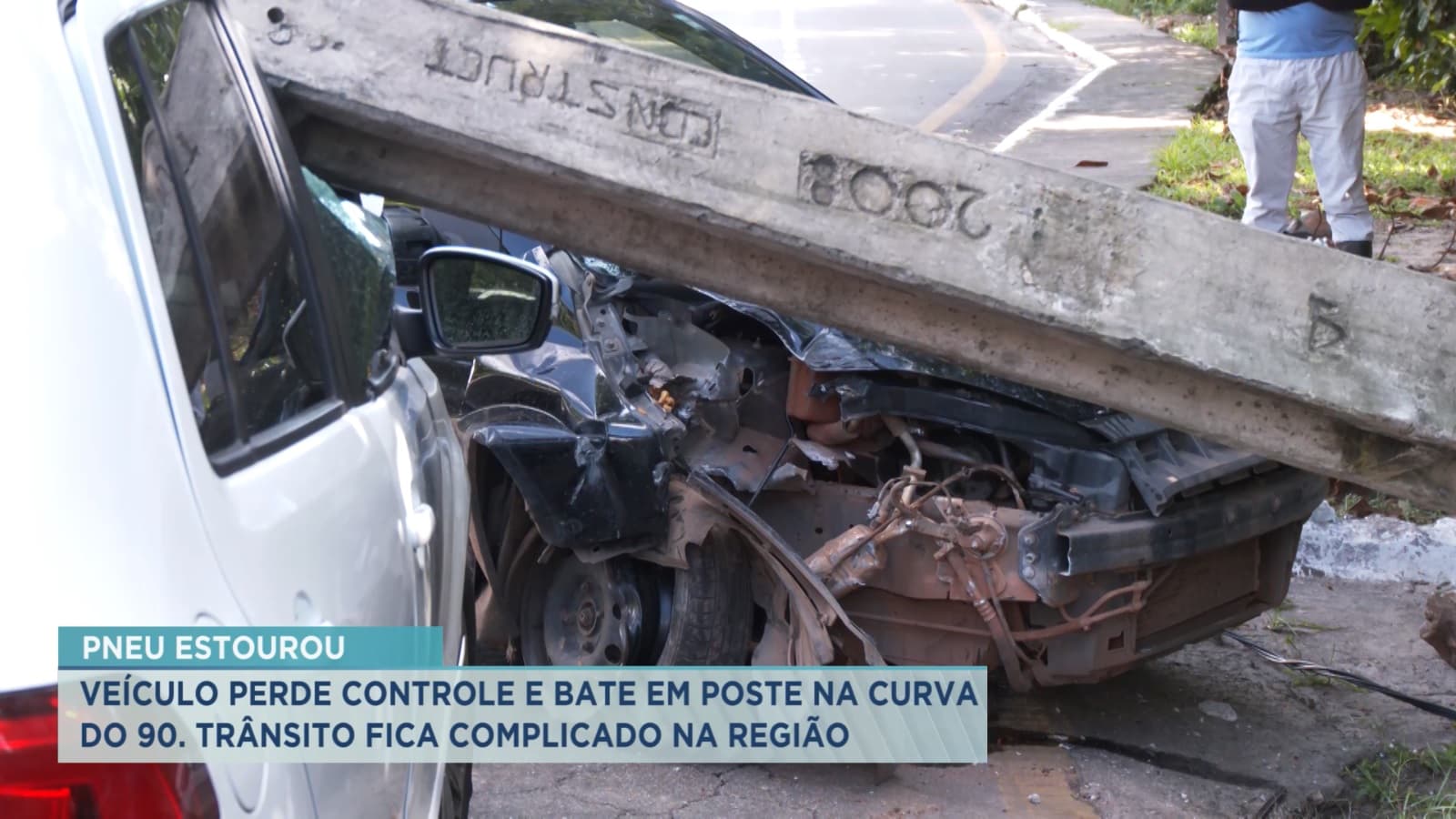 Veículo perde controle e bate em poste na Curva do 90