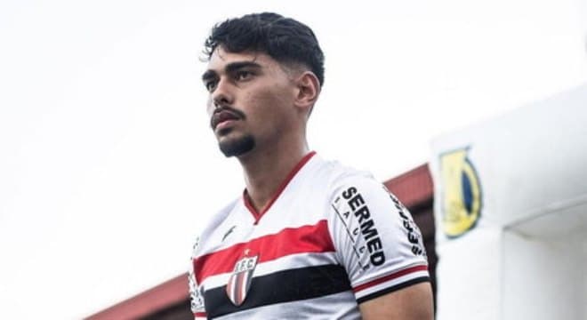 Brasileiro é finalista do Prêmio Puskás com bicicleta de fora da área