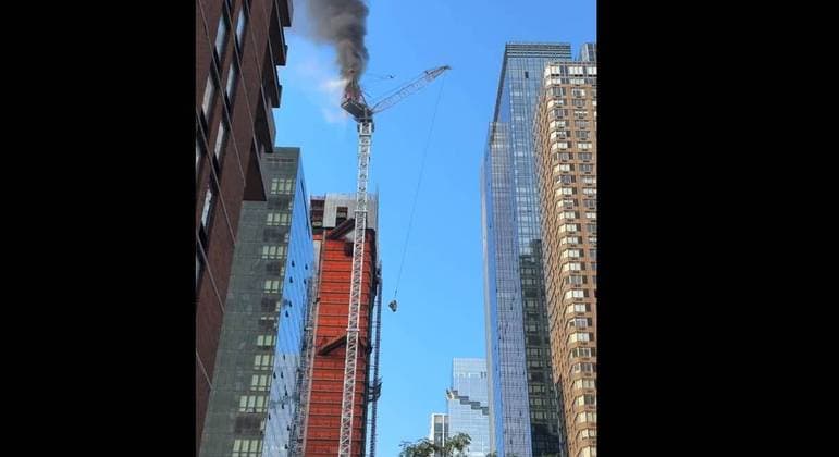 Guindaste despenca em Nova York, atinge prédio e cai no meio da rua