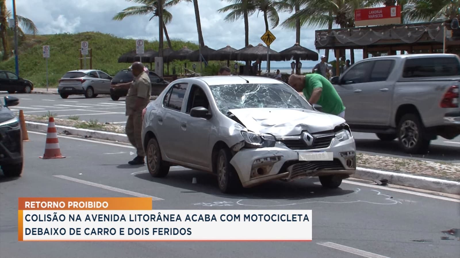 Acidente na Litorânea deixa motocicleta debaixo de carro e dois feridos
