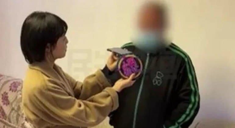Homem descobre que namorada online era a esposa do melhor amigo