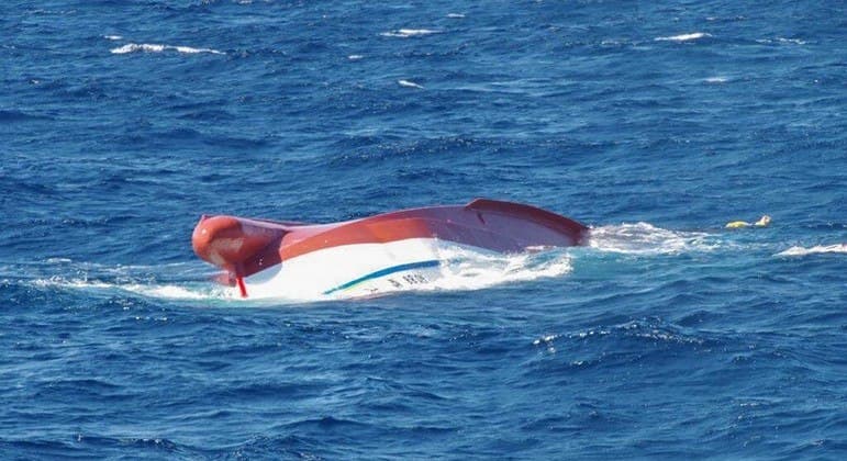 Naufrágio perto de ilhas japonesas deixa um morto e seis desaparecidos