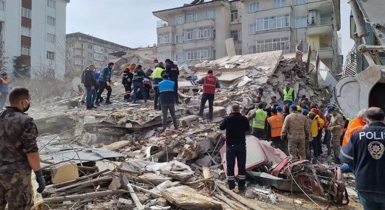 Novo terremoto atinge a Turquia e deixa um morto e dezenas de feridos