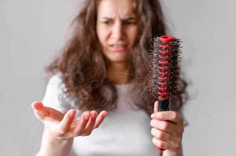 Deficiência de biotina pode causar queda de cabelo; saiba em quais alimentos encontrá-la