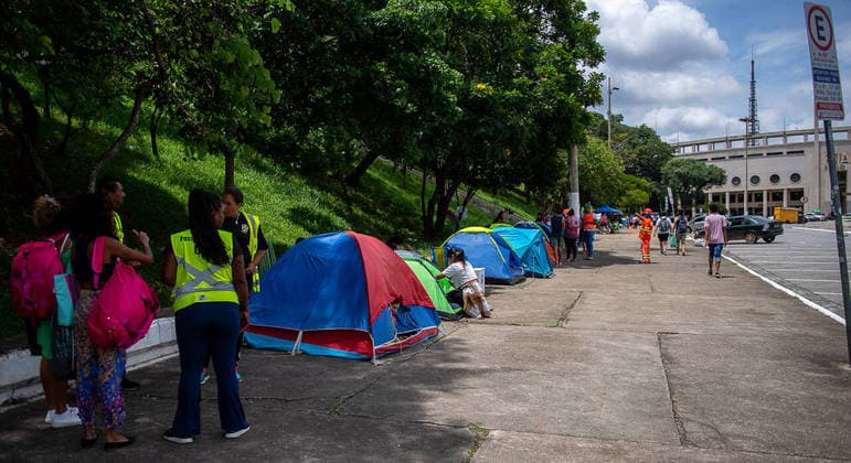 Fãs do RBD denunciam cambistas em fila por ingressos