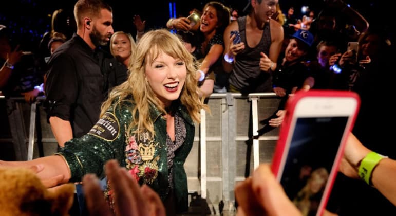 Taylor Swift parece se solidarizar com fãs dos EUA, enquanto 'não liga' para os brasileiros