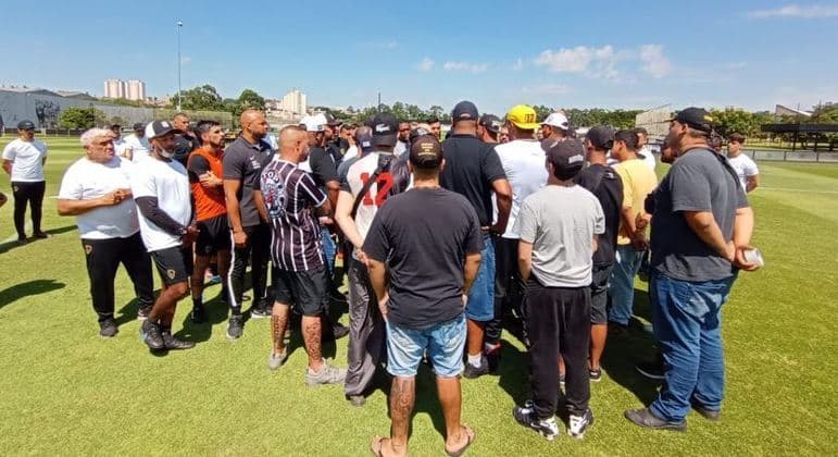 Torcidas organizadas do Corinthians invadem CT e cobram jogadores