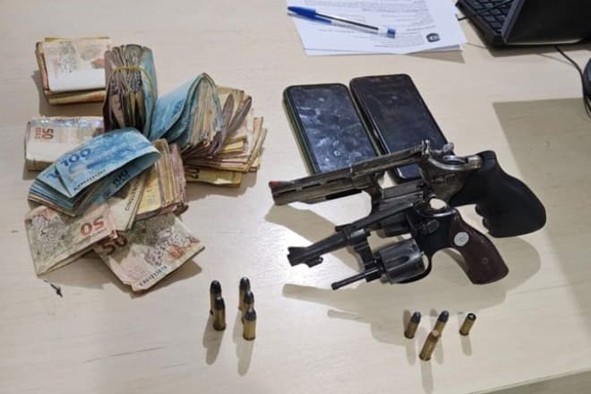 PRF apreende armas e dinheiro durante fiscalização em Caxias