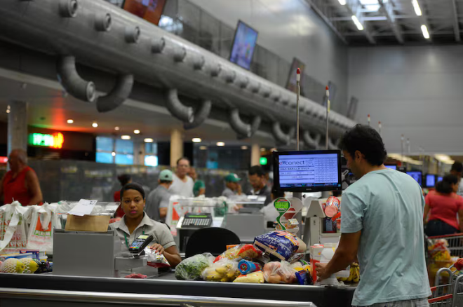 Inflação acelera pelo segundo mês seguido, com alta dos preços de alimentos
