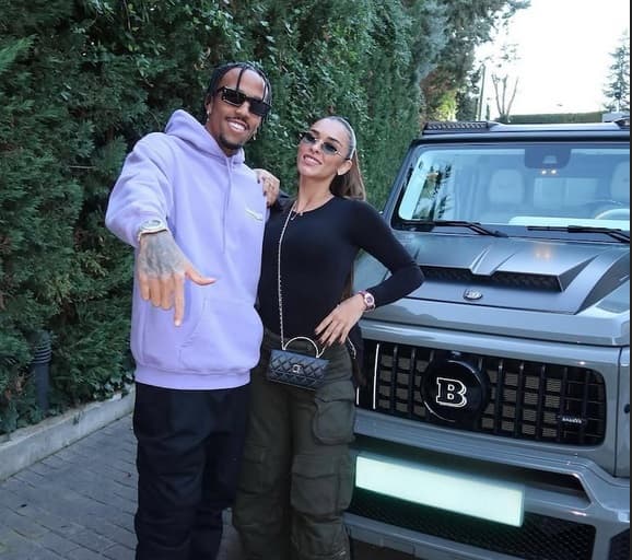 Éder Militão presenteia a mulher com carro de luxo de R$ 4,3 milhões