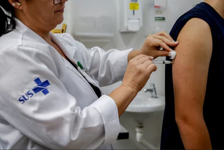 Ministra da Saúde anuncia ampliação da vacina contra dengue a partir de 6 anos