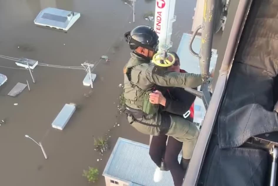 Exército resgata 7 pessoas e 2 cachorros após drone achar moradores